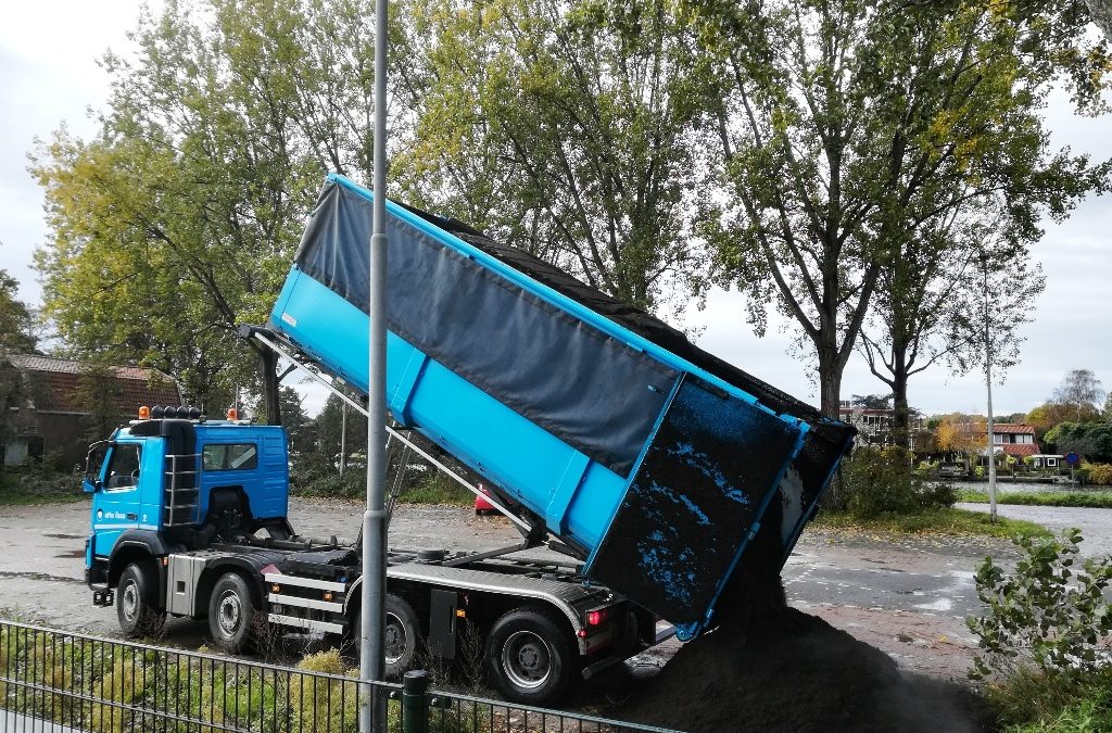 Een vrachtwagen vol compost